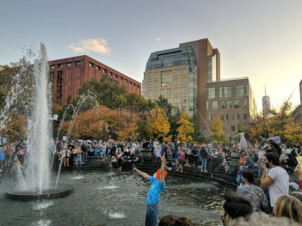 Da New York a Filadelfia, fiumi di gente in strada (con la mascherina) festeggiano Joe Biden