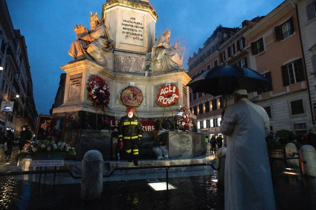 Il Papa con i Vigili del Fuoco all’alba in piazza di Spagna per pregare l’Immacolata