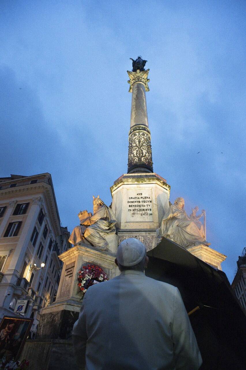 Il Papa con i Vigili del Fuoco all’alba in piazza di Spagna per pregare l’Immacolata
