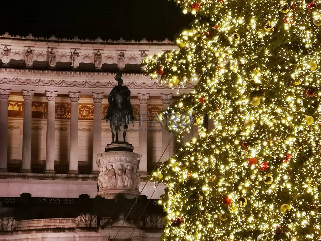 Roma, si accende “Spelacchio”: 100mila luci a led fanno brillare piazza Venezia