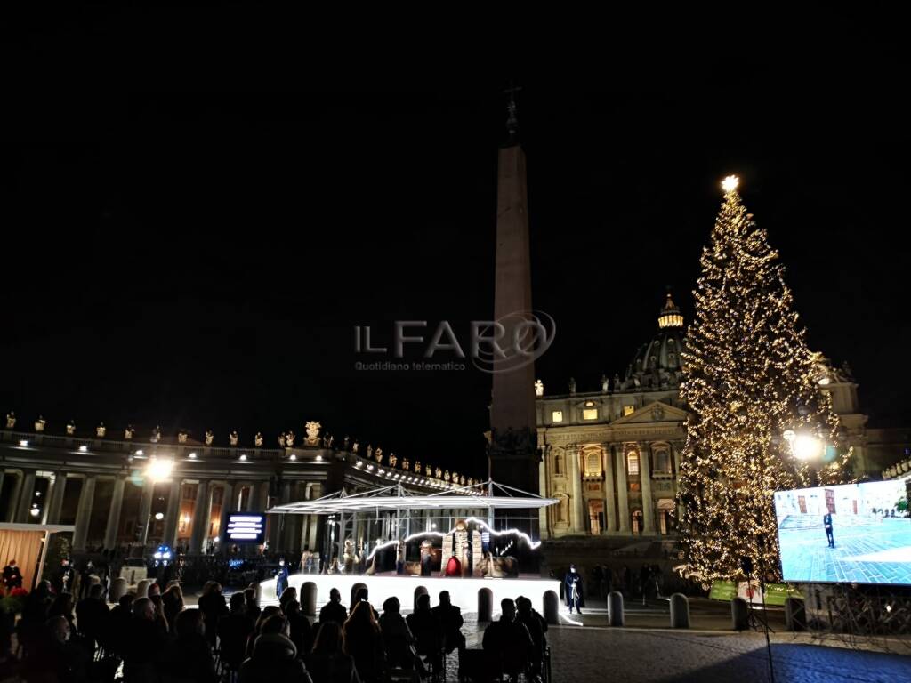 In piazza San Pietro si accendono albero e presepe: “Segni di speranza per i romani”