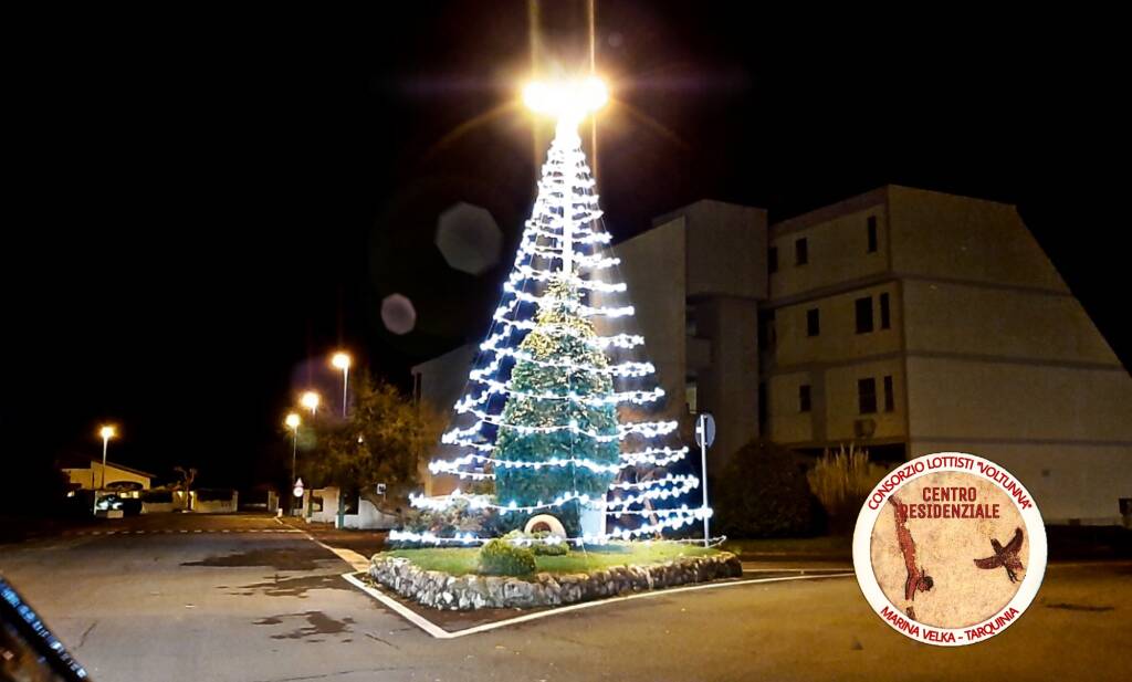 Tarquinia, a Marina Velca Mare si accende l’albero di Natale