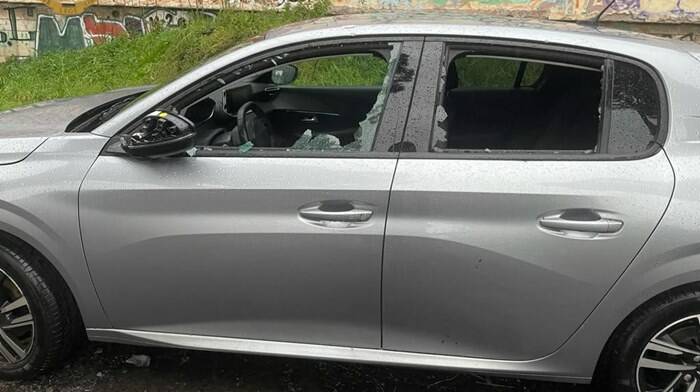 Roma, lancia sanpietrini contro le auto parcheggiate distruggendo i finestrini: arrestato
