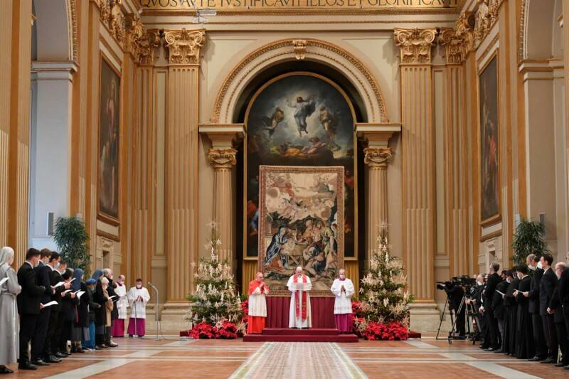 Urbi et Orbi di Natale, il Papa: &#8220;No al virus dell’individualismo: ci rende indifferenti alla sofferenza&#8221;