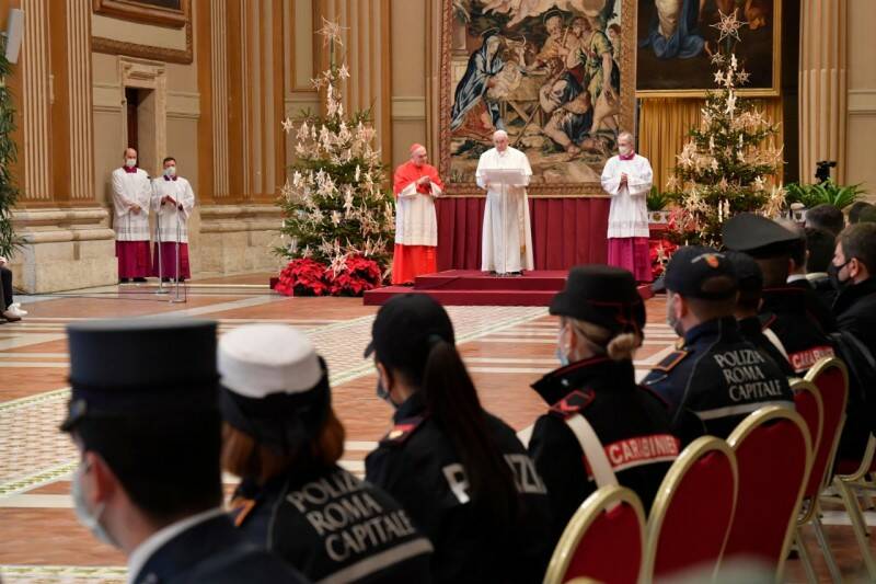 Urbi et Orbi di Natale, il Papa: "No al virus dell’individualismo: ci rende indifferenti alla sofferenza"