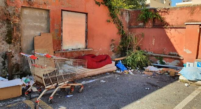 Ostia, degrado e bivacco nell’area di sosta tra via della Paranzella e via Orazio dello Sbirro