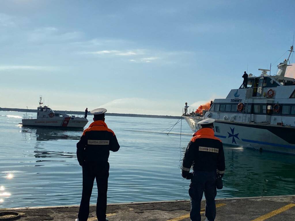 Simulato l’incendio di un aliscafo nel porto di Formia: l’esercitazione della Capitaneria