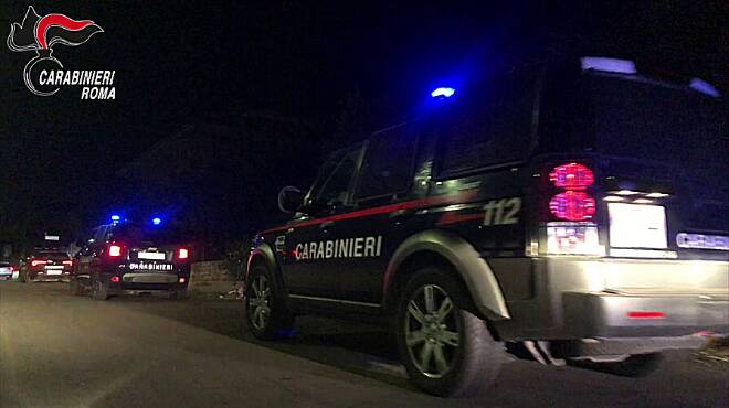 Tenta di investire i Carabinieri e scatta l’inseguimento a Torvaianica: arrestato pusher