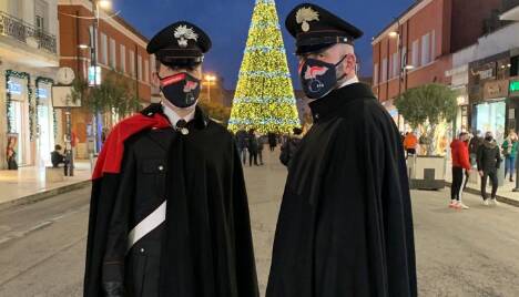 Latina, per le feste di Natale pattuglie di Carabinieri con mantello e sciabola