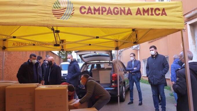Coldiretti Lazio consegna 100 pacchi alimentari alle persone bisognose