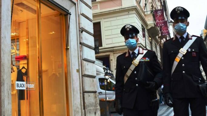 Roma, troppi clienti nel negozio di vestiti: gestore e titolare multati e attività chiusa