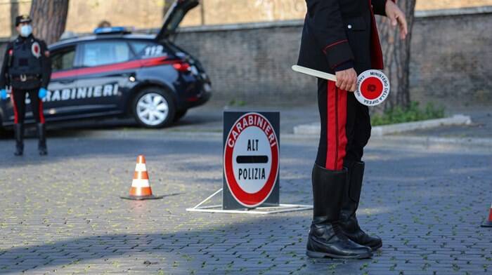 Roma, centauro non si ferma all’alt dei carabinieri: inseguimento da film nelle strade della Capitale
