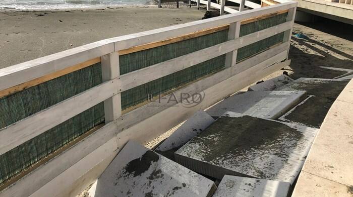 Ostia, la violenta mareggiata colpisce il Pontile: distrutti gli accessi al mare