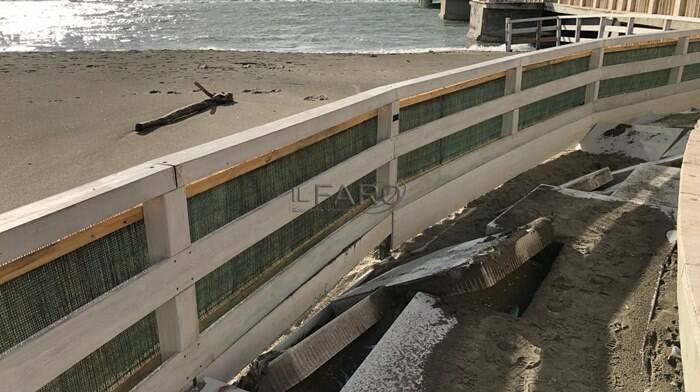 Ostia, la violenta mareggiata colpisce il Pontile: distrutti gli accessi al mare