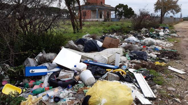 Ardea, sanitari e divani abbandonati in strada: via Pisa si trasforma in una discarica abusiva