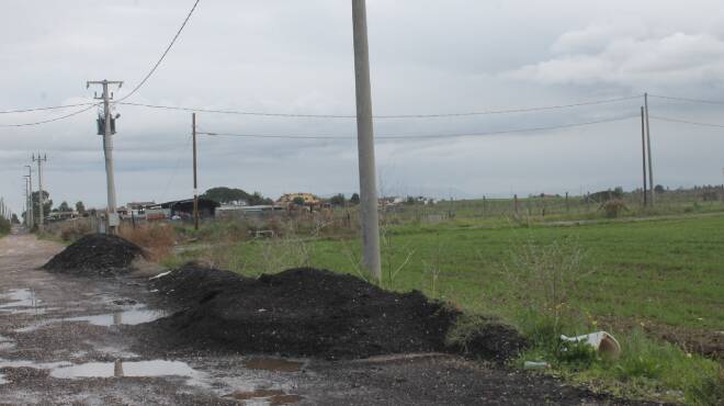 Ardea, fresato d’asfalto abbandonato nei 706 ettari: la denuncia dei cittadini