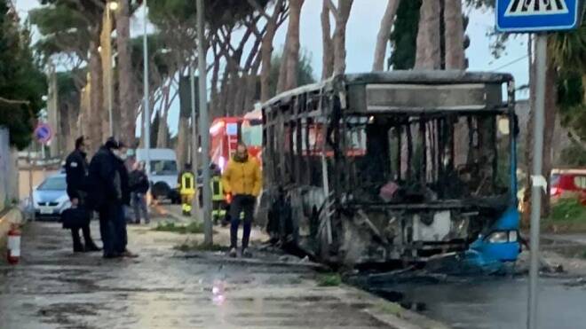 Paura all’Infernetto, a fuoco un bus Atac della linea 06: chiuso viale di Castel Porziano