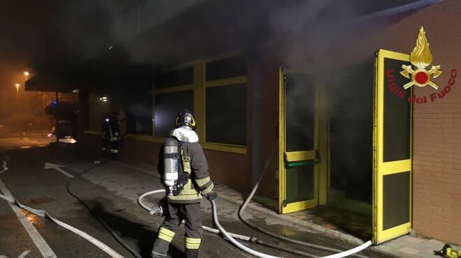 Notte di paura ad Acilia: in fiamme l’Eurospin di via di Prato Cornelio