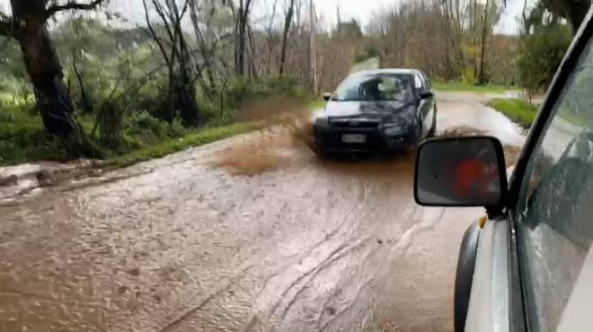 Maltempo a Nettuno, frana il costone di via dell’Alberone: la strada finisce sott’acqua