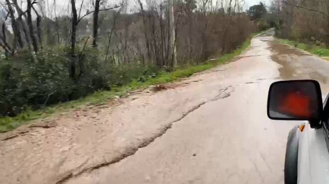 Maltempo a Nettuno, frana il costone di via dell’Alberone: la strada finisce sott’acqua