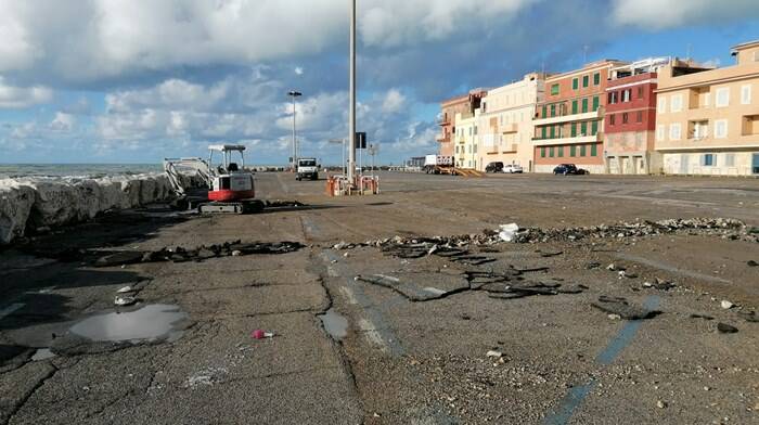 Anzio, operai al lavoro per ripulire piazzale Marinai d’Italia dopo la mareggiata