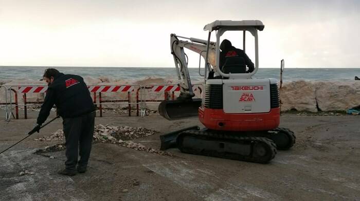 Anzio, operai al lavoro per ripulire piazzale Marinai d’Italia dopo la mareggiata