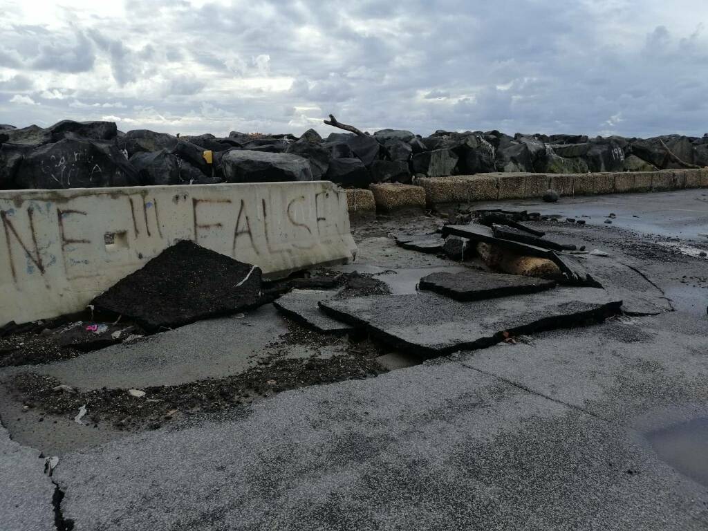 Mareggiata a Fiumicino, il ministro Costa al vecchio faro per la conta dei danni – VIDEO