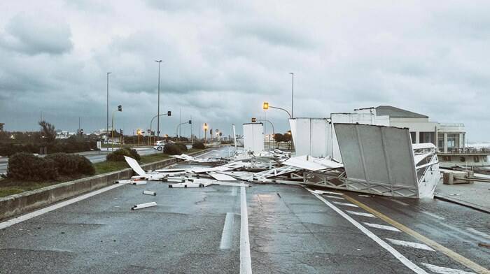 Ostia sferzata dal vento: le cabine volano e si schiantano sul lungomare