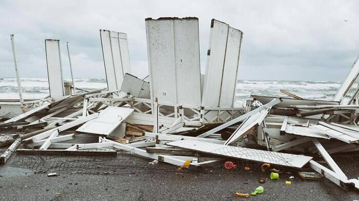 Ostia sferzata dal vento: le cabine volano e si schiantano sul lungomare