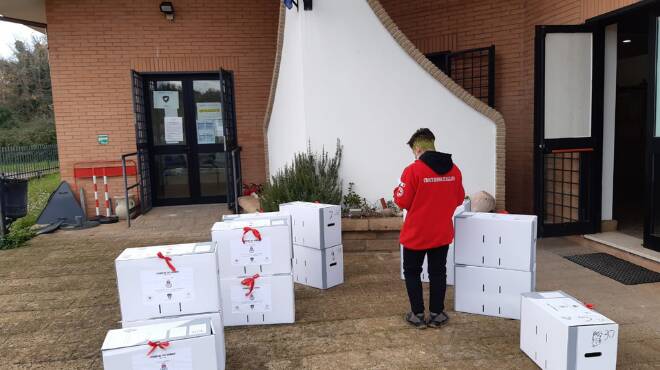 Natale ad Ardea, “Corrieri del Sorriso”: distribuiti oltre 100 pacchi alimentari alle persone in quarantena