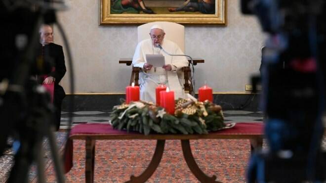 Il Papa: “La preghiera apre squarci di luce nelle tenebre più fitte, non vergogniamoci di pregare”