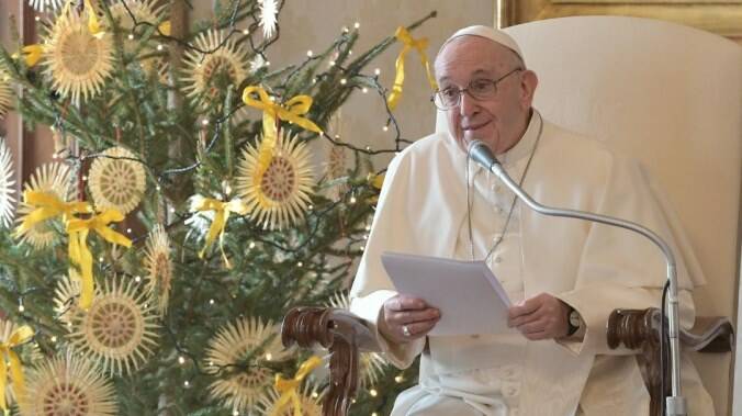 Il Papa: “Non riduciamo il Natale a una festa ricca di regali ma povera di fede”
