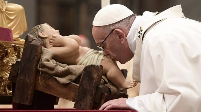 Natale, il Papa: “Dimenticando la mangiatoria di Betlemme diventiamo analfabeti di bontà”