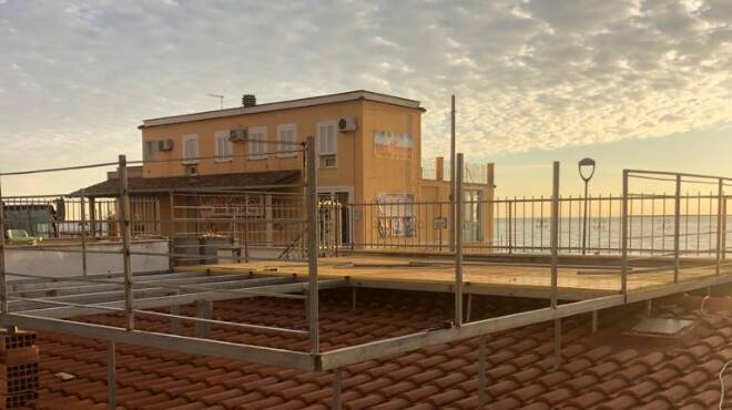 Ardea, costruisce un patio abusivo sul tetto della casa vista mare: denunciato