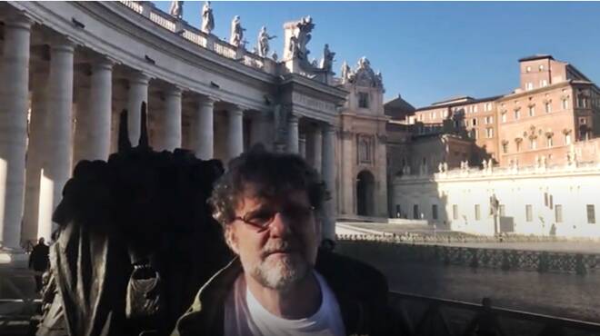 Pietro Dall’Oglio lancia il primo “sacro trap” della storia: canta “Ave Maria” in Piazza San Pietro