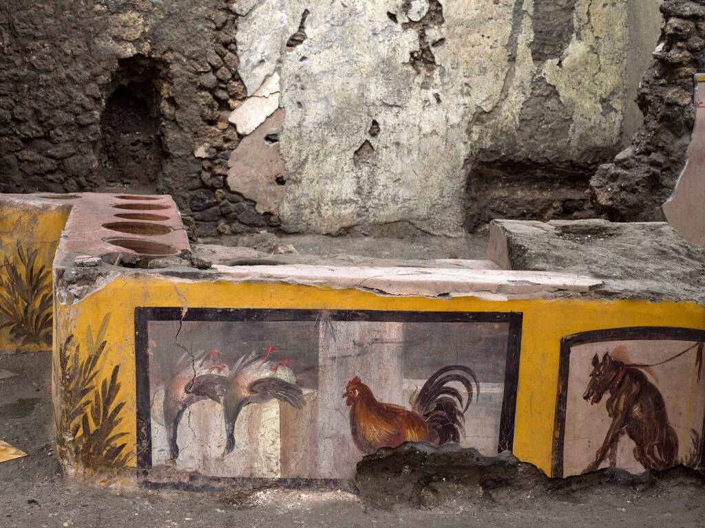 Pompei continua a stupire: torna alla luce un Termopolio, la bottega dello street food