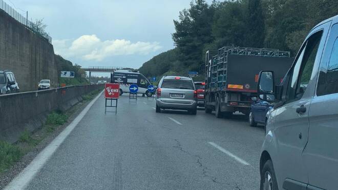 Incidente sulla Pontina, camion si ribalta all’altezza di Castel Romano: traffico paralizzato