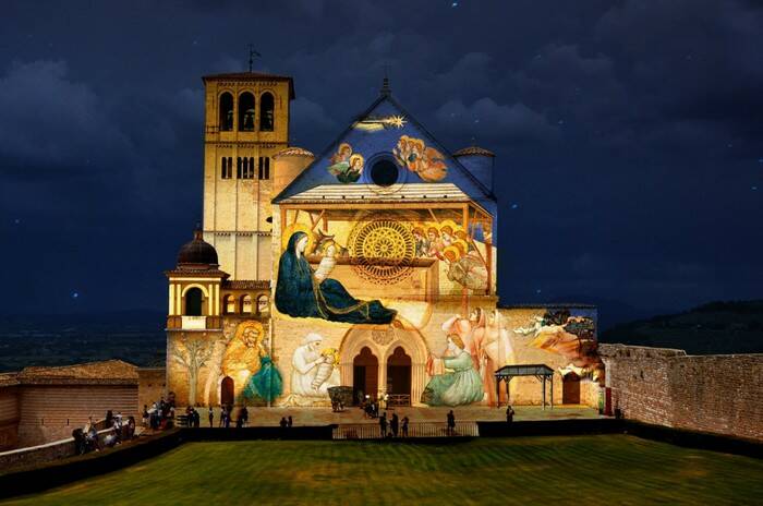 Natale 2020, ad Assisi presepe di luci con l’omaggio a medici a infermieri