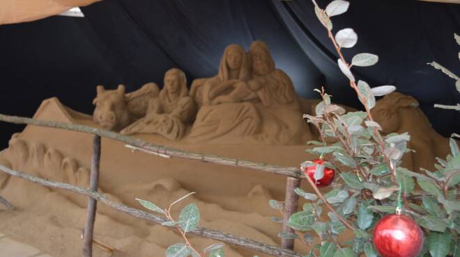 Natale 2020, inaugurato il presepe di sabbia a Torvaianica nei giardini di piazza Italia