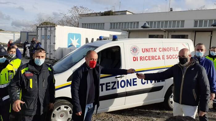 Il dono di Natale per la Protezione Civile di Civitavecchia: un furgone per l’Unità Cinofila