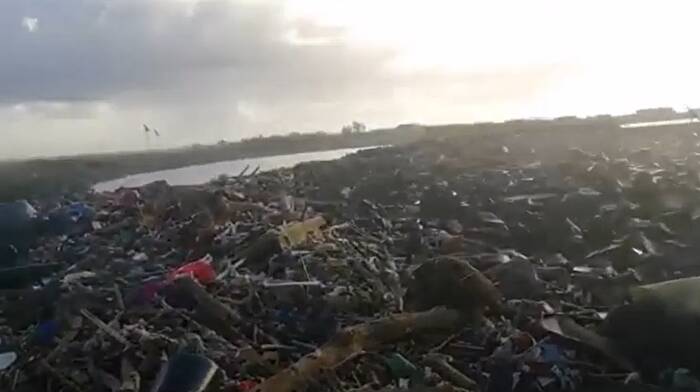 Mareggiata a Fiumicino, the day after: rifiuti e asfalto divelto al vecchio faro