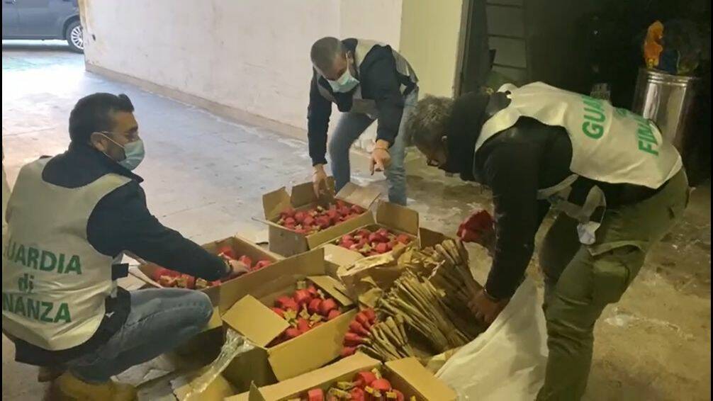 Custodiva 650 botti illegali nel garage di casa: arrestato un uomo di Formia