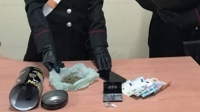 Torvaianica, nascondeva 16 grammi di marijuana in casa: arrestato pusher