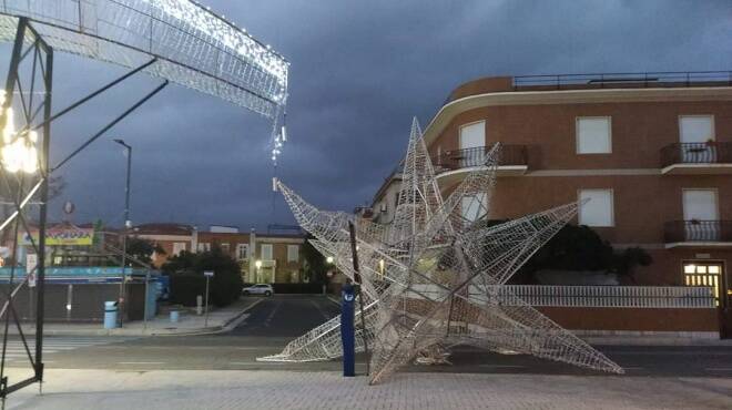 Maltempo, crolla la decorazione natalizia sul lungomare di Scauri: strada bloccata