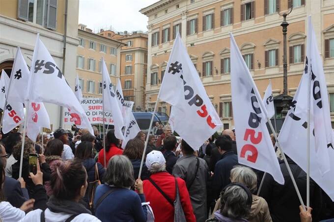 Malati elettrosensibili-Mcs protestano a Montecitorio: “Invisibili, esclusi, abbandonati.. rivendichiamo i nostri diritti”