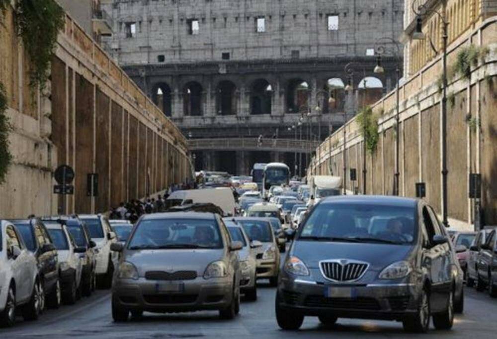 Domenica ecologica a Roma, il 21 marzo stop alle auto in fascia verde: chi può circolare