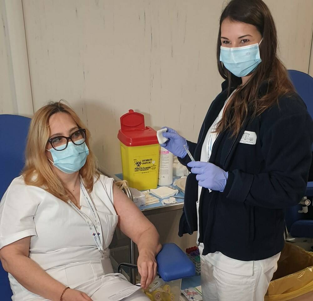 Covid-19, la prima infermiera vaccinata d’Italia vaccina a sua volta i colleghi
