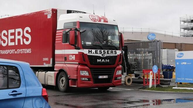 Covid-19, le prime dosi di vaccino sono arrivate in Italia. Destinazione Spallanzani