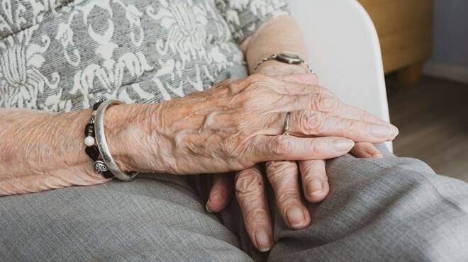 Malati di Alzheimer a Fiumicino, pubblicato il bando “Servizio Sollievo”: come fare domanda