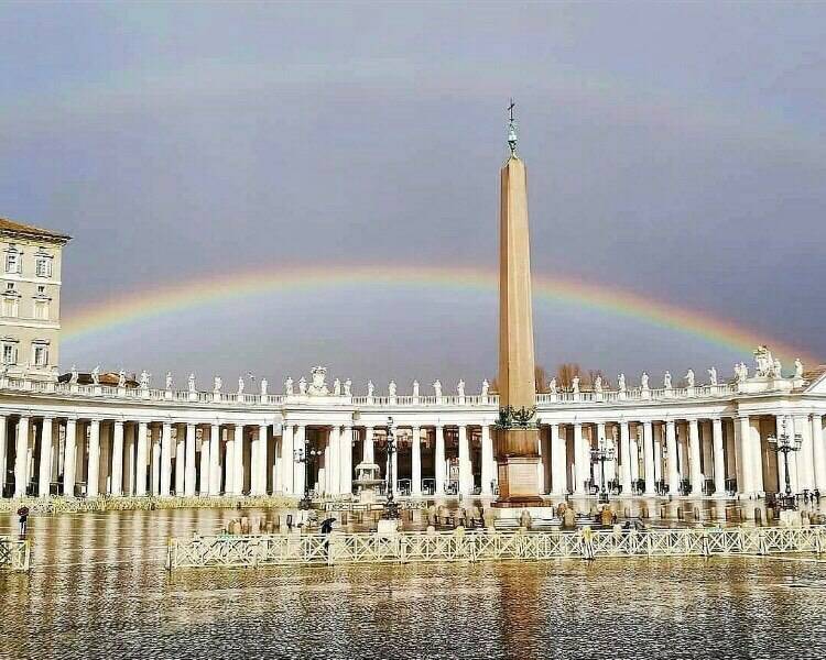 Doppio arcobaleno su piazza San Pietro e il Vittoriano: spettacolo nei cieli di Roma
